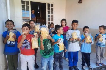 ALUNOS DO PROJETO CRESCER APRENDER VISITAM FÁBRICA DE ALIMENTOS