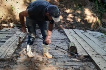 REFEITURA RECUPERA PONTE DE MADEIRA NA ZONA RURAL