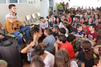 CANTOR KEVERTON PARTICIPA DE HOMENAGEM AS MULHERES NA ESCOLA MUNICIPAL