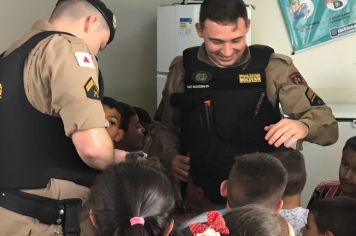 ESCOLA DE IBITIÚRA ESTÁ RECEBENDO A VISITA PERIÓDICA DE POLICIAIS MILITARES PARA PREVENIR CASOS DE VIOLÊNCIA