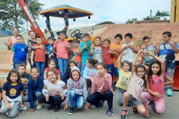 ALUNOS DO PROJETO CRESCER E APRENDER VISITAM FEIRA AGROPECUÁRIA 