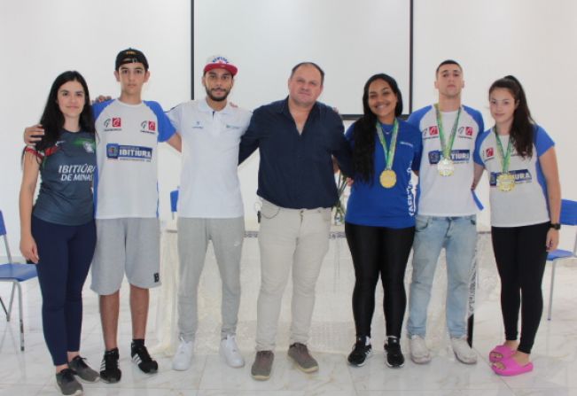 ATLETAS DO TAEKWONDO QUE LUTARAM NO GRAND SLAM SÃO HOMENAGEADOS PELO PREFEITO