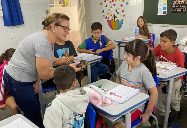 ALUNOS DO 5º ANO DO ENSINO FUNDAMENTAL RECEBEM A VISITA DE UMA TARTARUGA NA ESCOLA