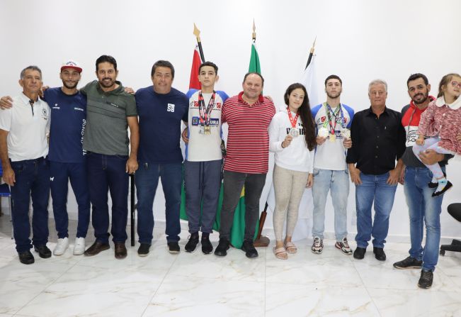 ATLETAS DO TAEKWONDO DE IBITIÚRA FORAM RECEBIDOS COM FESTA APÓS VITÓRIA EM DOIS CAMPEONATOS