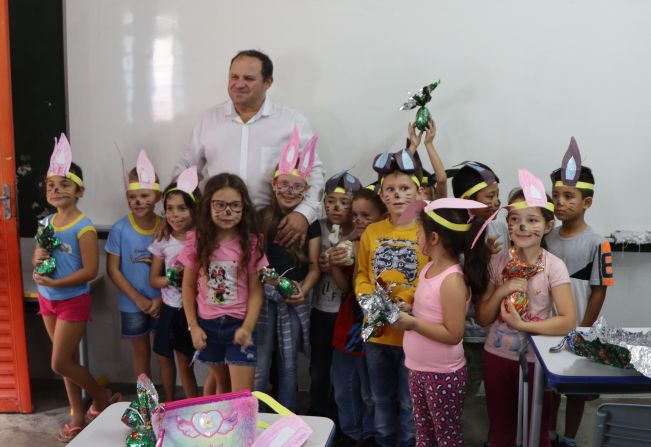 PREFEITURA ENTREGA OVOS DE PÁSCOA PARA CRIANÇAS DA ESCOLA MUNICIPAL